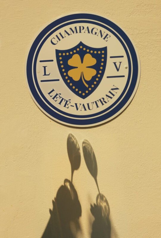 ombres-verres-qui-trinquent-sous-logo-lété-vaitrain